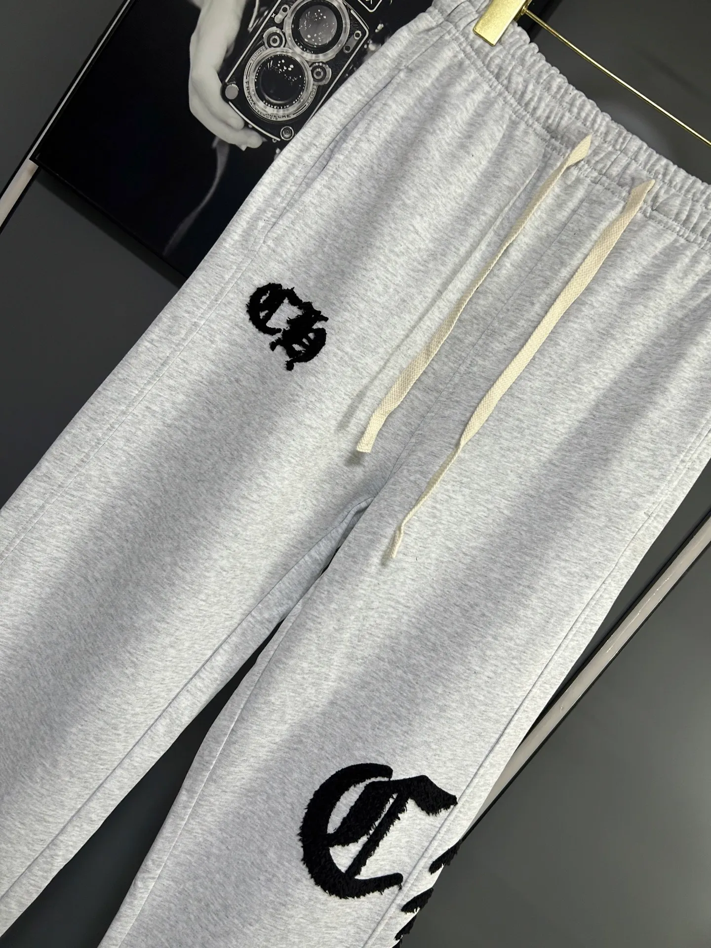 P220 Chrome Hearts 25 new colorful cross-mark loose straight trousers 2025 autumn and winter new embroidered elastic band casual trousers, customized fabrics at the counter. Made of 400g high-version terry fabric, with high breathability and comfort, impeccable details, no pilling and no deformation, brand element design concept, reflecting high quality. It feels delicate and soft! It presents casual tailoring, the same style for men and women, and the upper body shape is awesome! Size: S M L XL Color: Black Gray